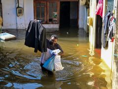 People Sri Lanka's Sri Lanka Cyclone Kelani River Water