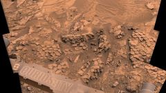 Curiosity Rocks Surface Scientists Crater Mars