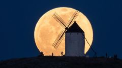 April Moon Stars Comet Spica Maps